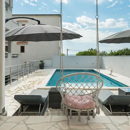 Semesterbostad Viktoria With Pool