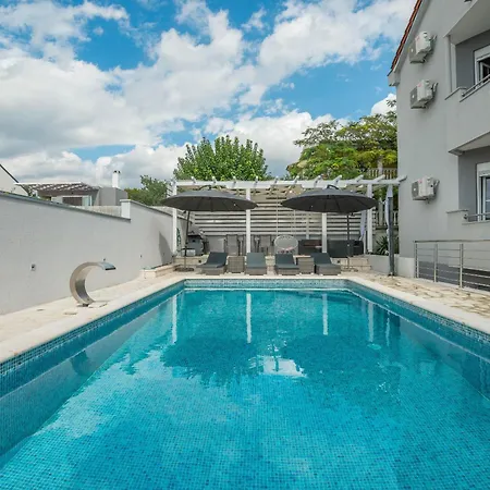 Viktoria With Pool 別荘 マスレニツァ