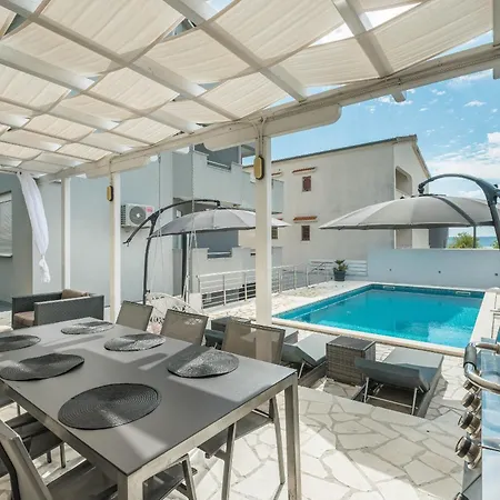 Holiday home Viktoria With Pool Maslenica