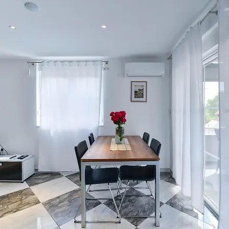 Viktoria With Pool マスレニツァ