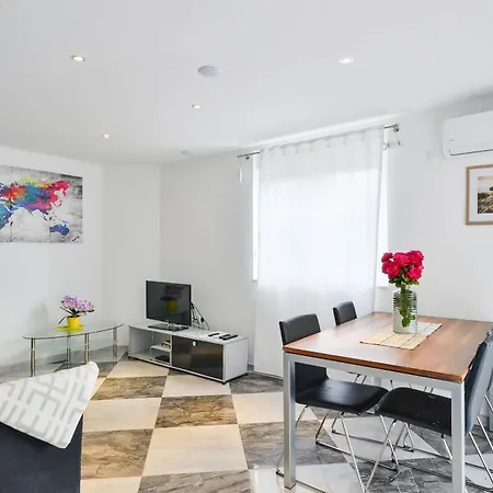 Viktoria With Pool 別荘 *