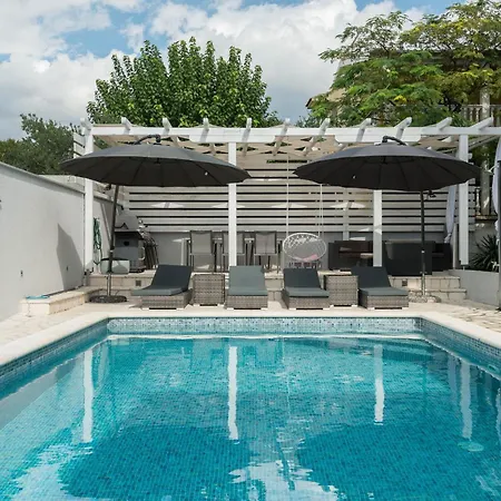 別荘 Viktoria With Pool マスレニツァ