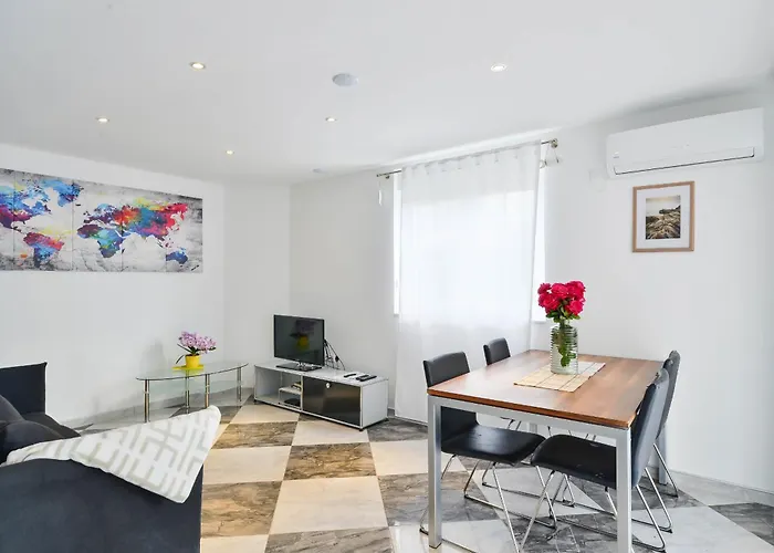 Viktoria With Pool Дом отдыха *