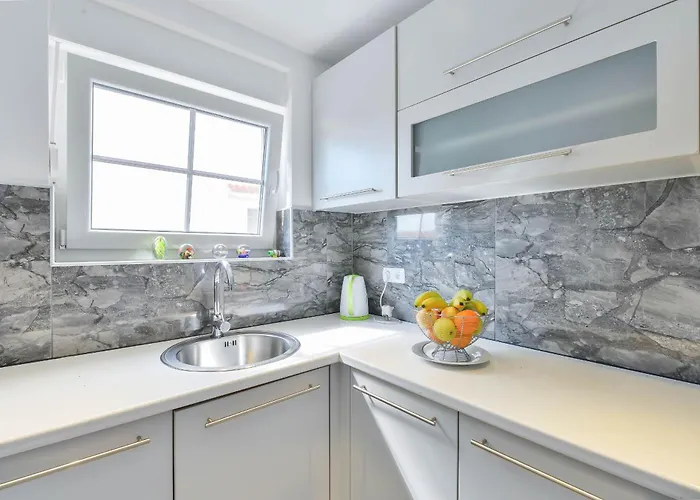 Viktoria With Pool Дом отдыха